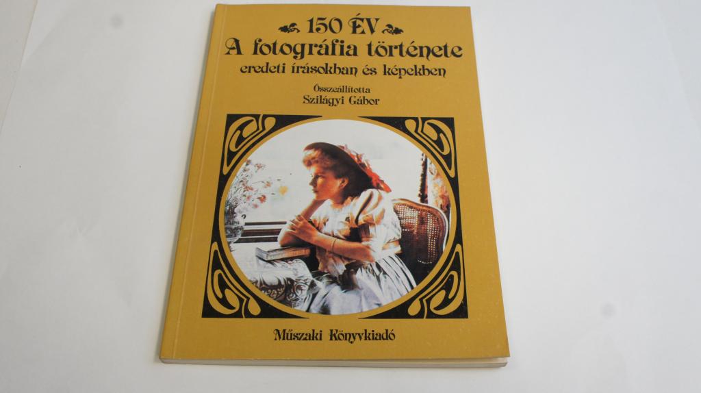 150 év  fotográfia története eredeti írásokban, képekben ; Műszaki Könyvkiadó 1990.