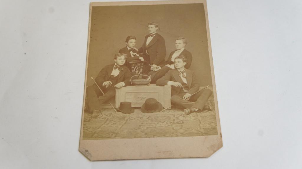 Régi fotó, 5 fiatalember egy kisasztal körül