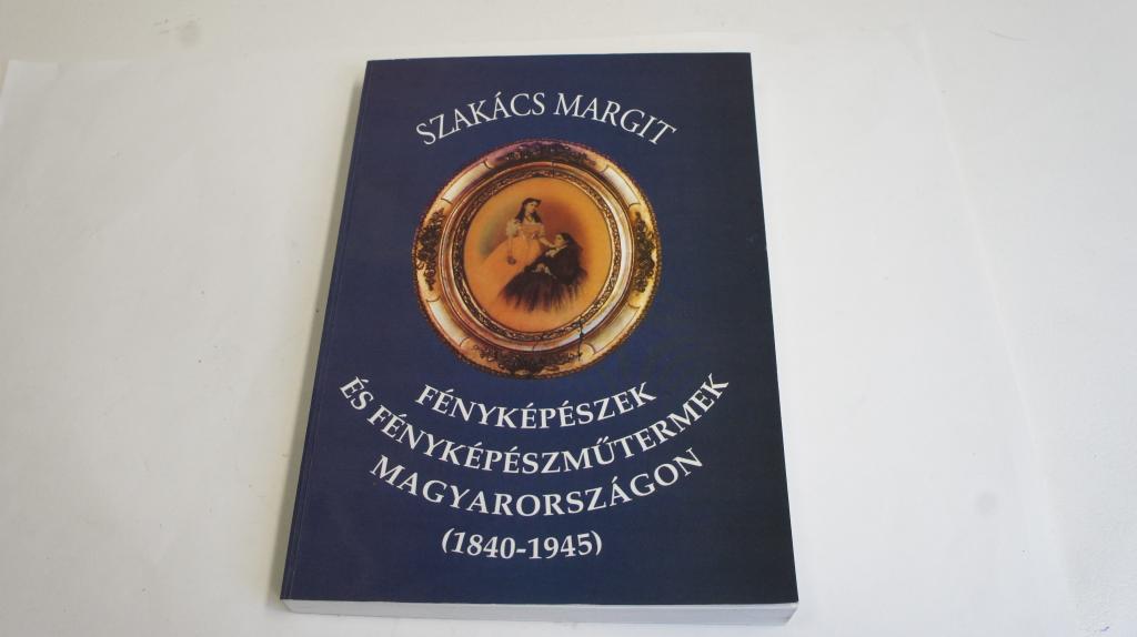 Szakács Margit: Fényképészek és fényképész műtermek Magyarországon (1840-1945) , M. Nemzeti Múzeum 1997.