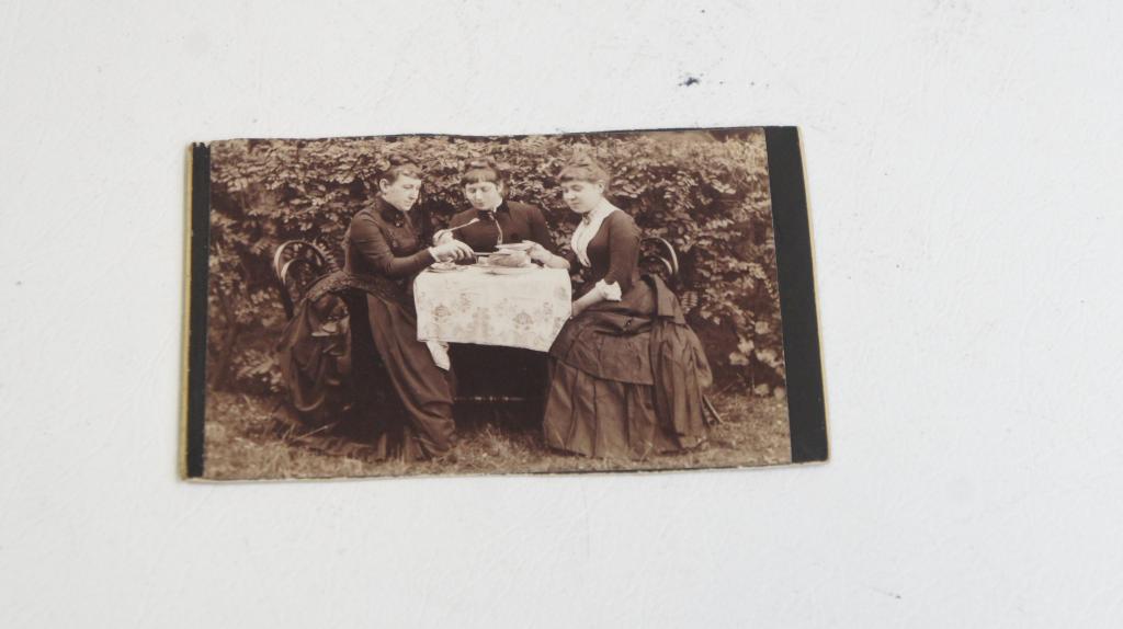 Régi fotó, 3 hölgy kerti asztalnál