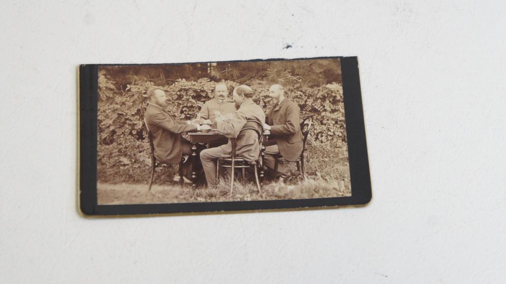 Régi fotó, 4 úriember egy kerti asztalnál