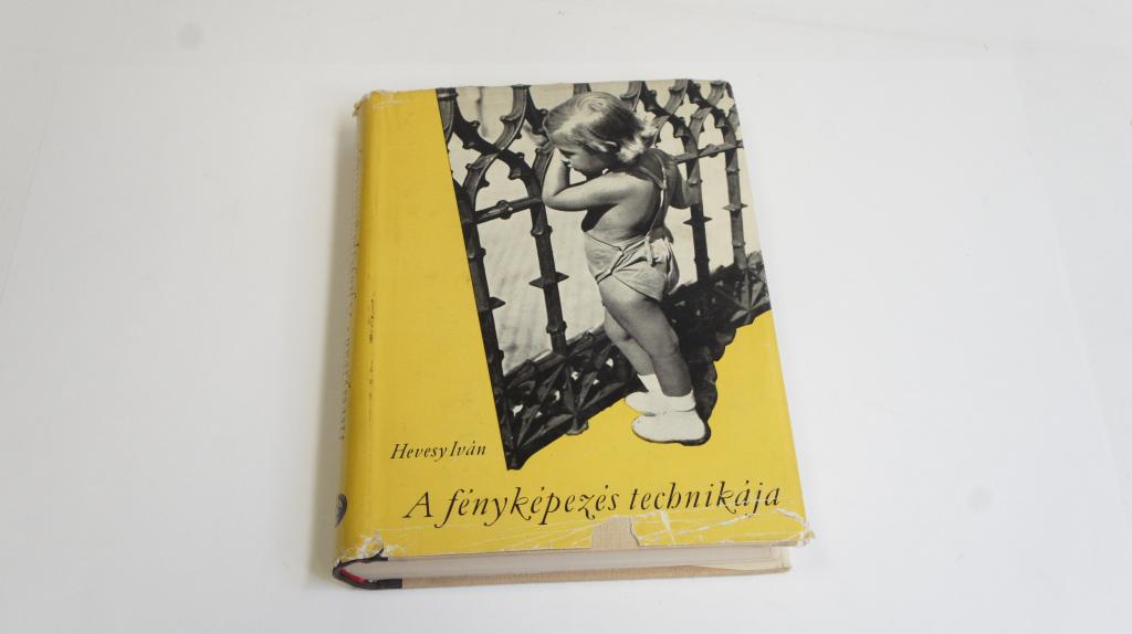 Hevesy Iván: A fényképezés technikája ; Műszaki Könyvkiadó 1957.