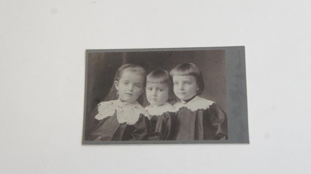 Régi fotó, három a kislány